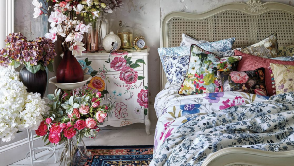 Tema Bunga-Bungaan: Desain kamar dengan motif bunga yang lembut dan feminin